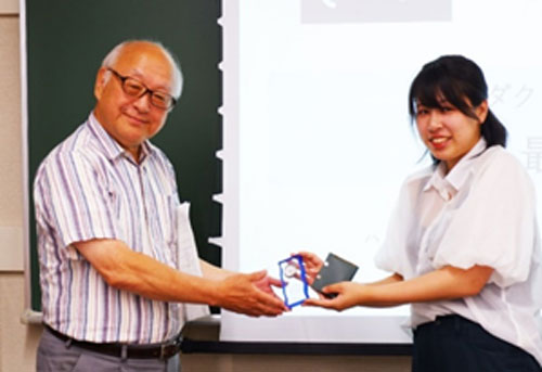 LDF賞を夏山CEOから贈られる長田さん。