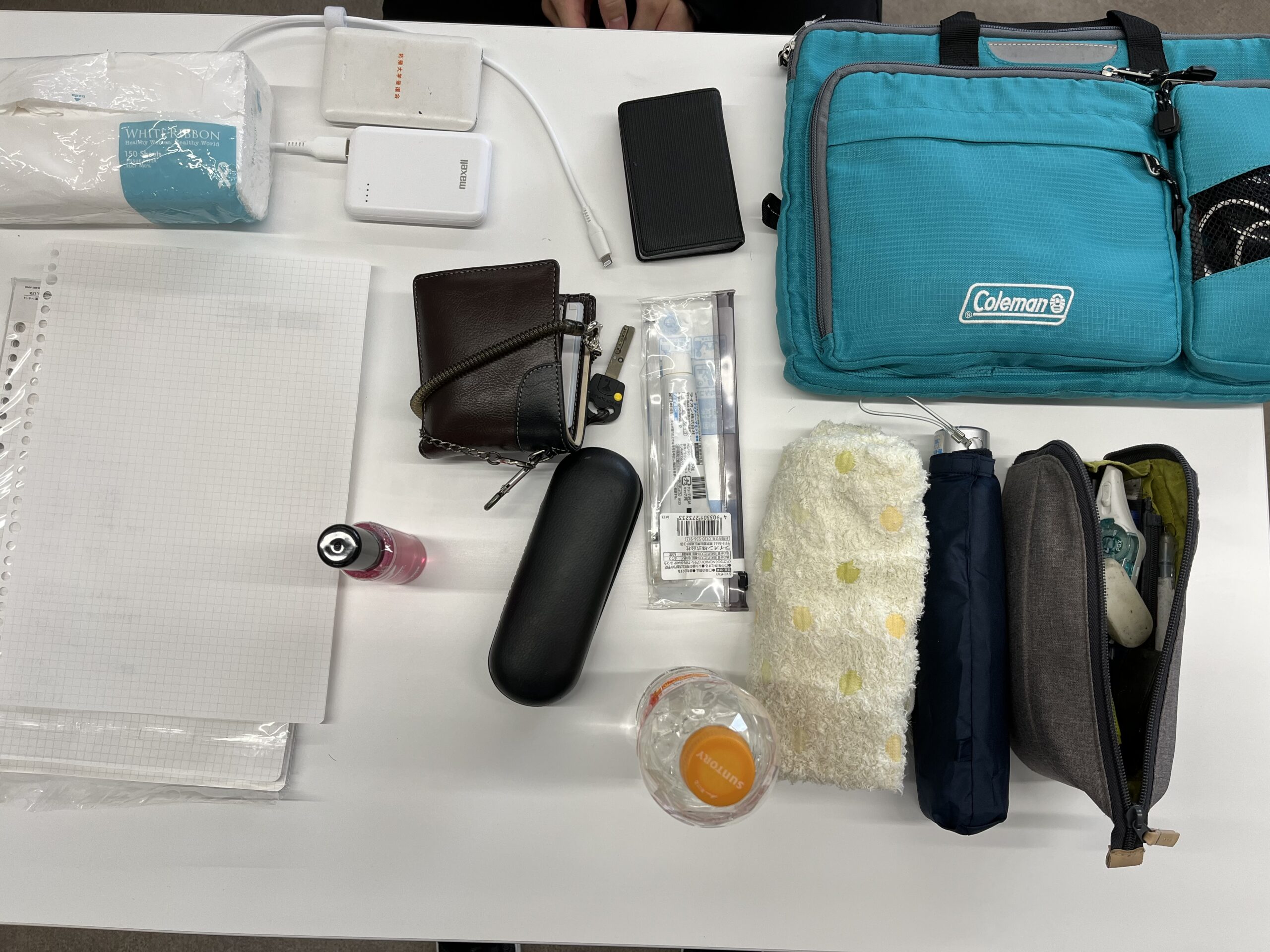 この生徒のバッグの中身は、ティッシュ、ルーズリーフ、水、iPad、眼鏡ケース、香水、カギ、歯磨きセット、タオル、傘、モバイルバッテリー、筆箱など。