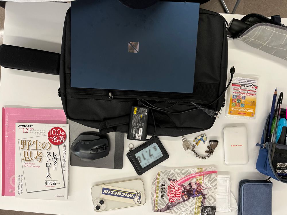 この生徒のバッグの中身は、ティッシュ、モバイルバッテリー、カギ、ノート、PC,スマホ、筆箱、充電コード、傘、マスクケースなど。