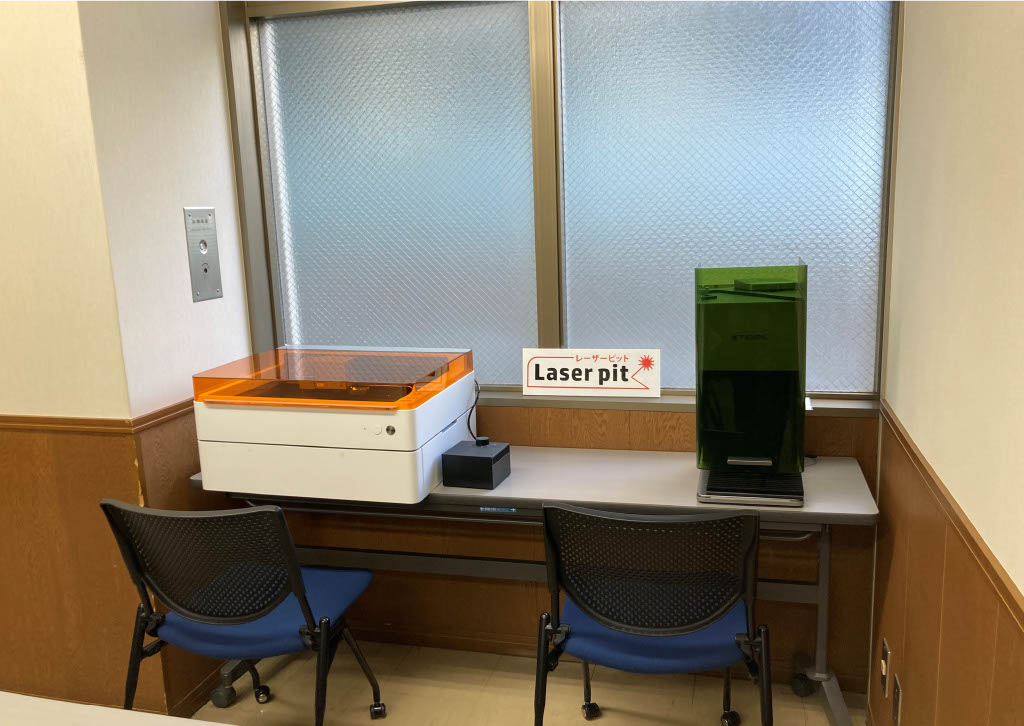 Laser pit新宿室内にレーザーが並んでいる