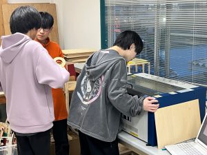 拓大デザイン学科との共同研究・演習の最終プレゼンを実施