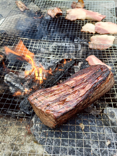 ▲塊肉を豪快に網へ
