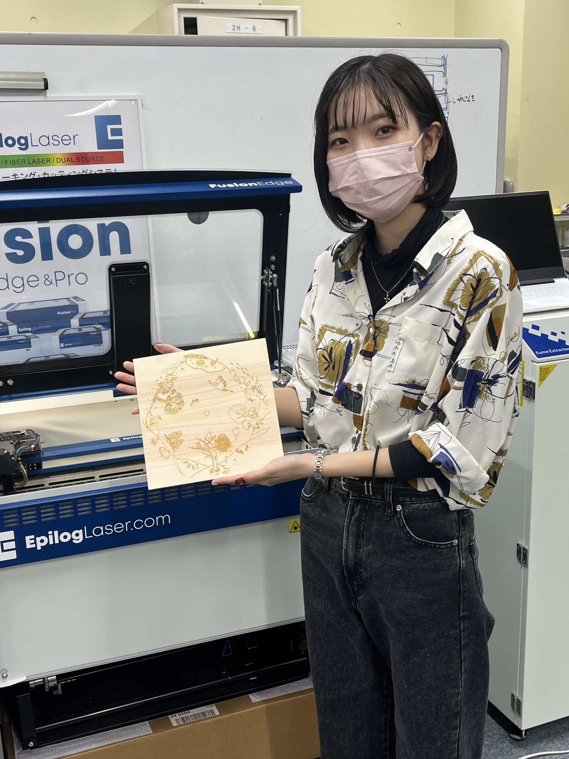 ▲高尾の四季のイメージでデザインをした拓大デザイン学科４年・酒井さん