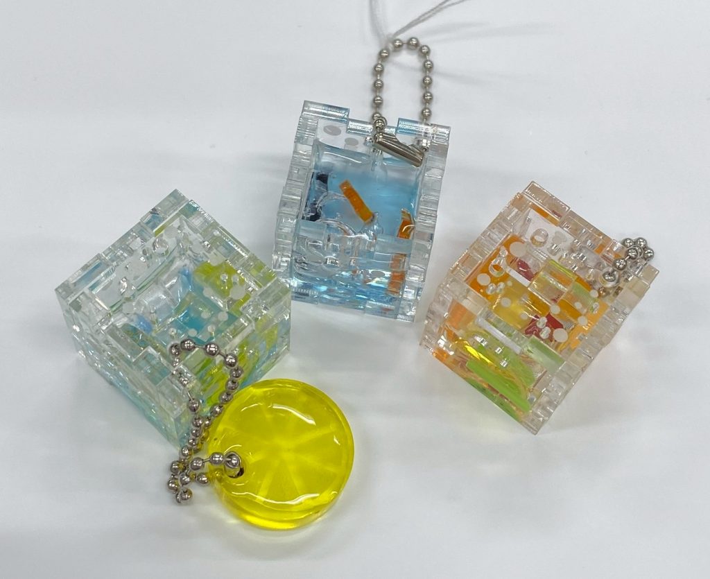 ▲透明キューブキーホルダー。金魚、フルーツ、レモンがあります。