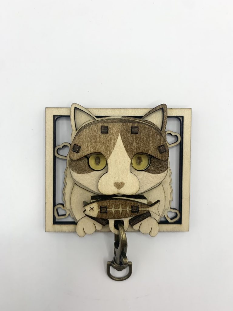 ▲猫の鍵置き。ひっかけるとまぶたが下がるようになっています。