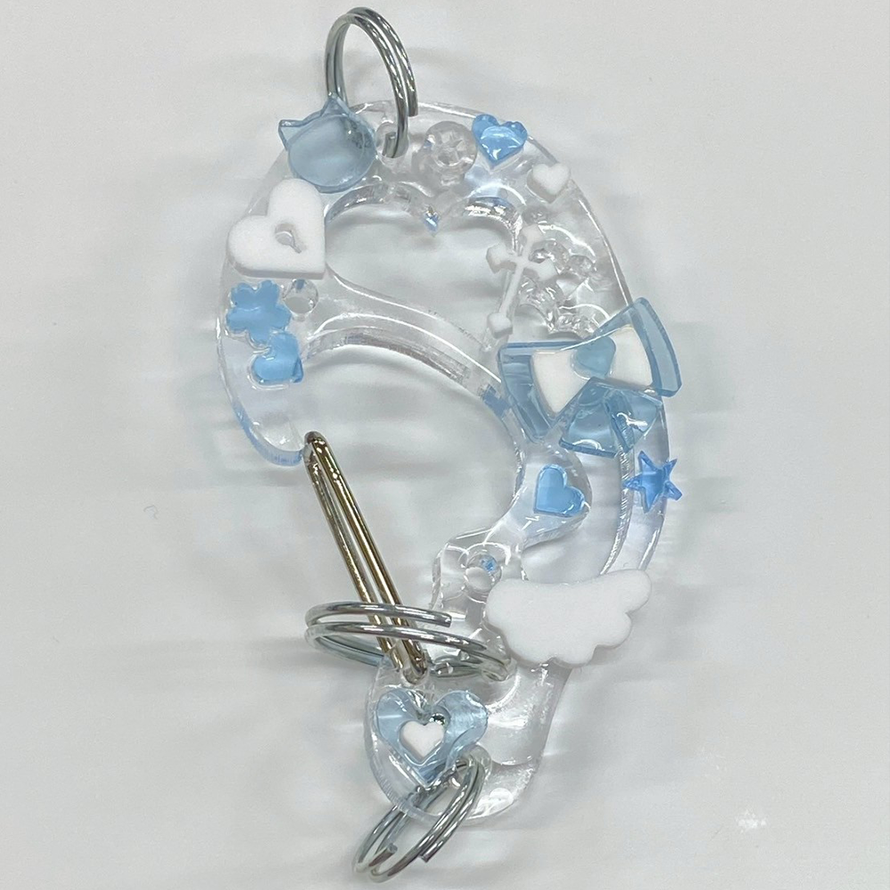 ▲アクリルパーツのカラビナ。透明×ブルー。透明×黒色もあります。