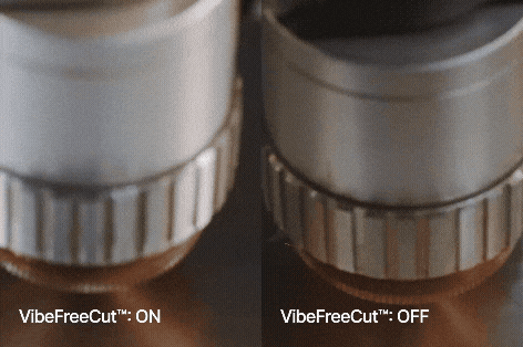 左側ではバイブフリーカットにより振動が制限されている切断、右側では通常通りの切断で素材が揺れ切断面ががたがたになっている切断