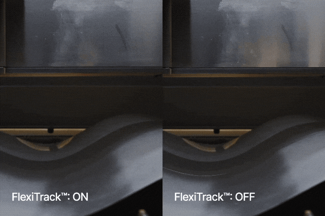 左側では素材の湾曲に合わせてレーザーヘッドが自動的に高さを調整、右側ではレーザーヘッドの高さが変わらず一定で動き続けるため素材が切断できていない