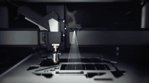 内蔵の高画質カメラが素材を接写し、幅10ミリくらいのオブジェクトが画面とのずれがなくきれいに切断されている映像