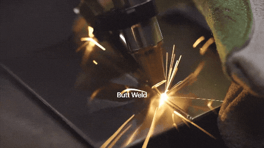 平置きから直角、パイプなど様々な形に溶接をしている様子