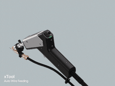 前半は溶接機のトーチからワイヤーが自動的に送り出される様子が映し出され、後半は実際に溶接した際に従来のものより圧倒的に速くきれいに溶接ができることを表している