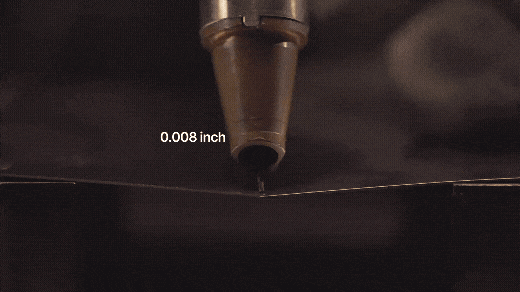 0.2ミリから5ミリまでの厚さの金属を順に溶接している