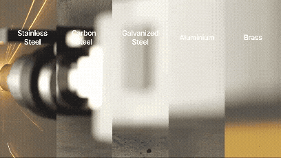 左から　ステンレス鉄、カーボン鉄、亜鉛メッキ鉄、アルミニウム、真鍮をつ続けて溶接している