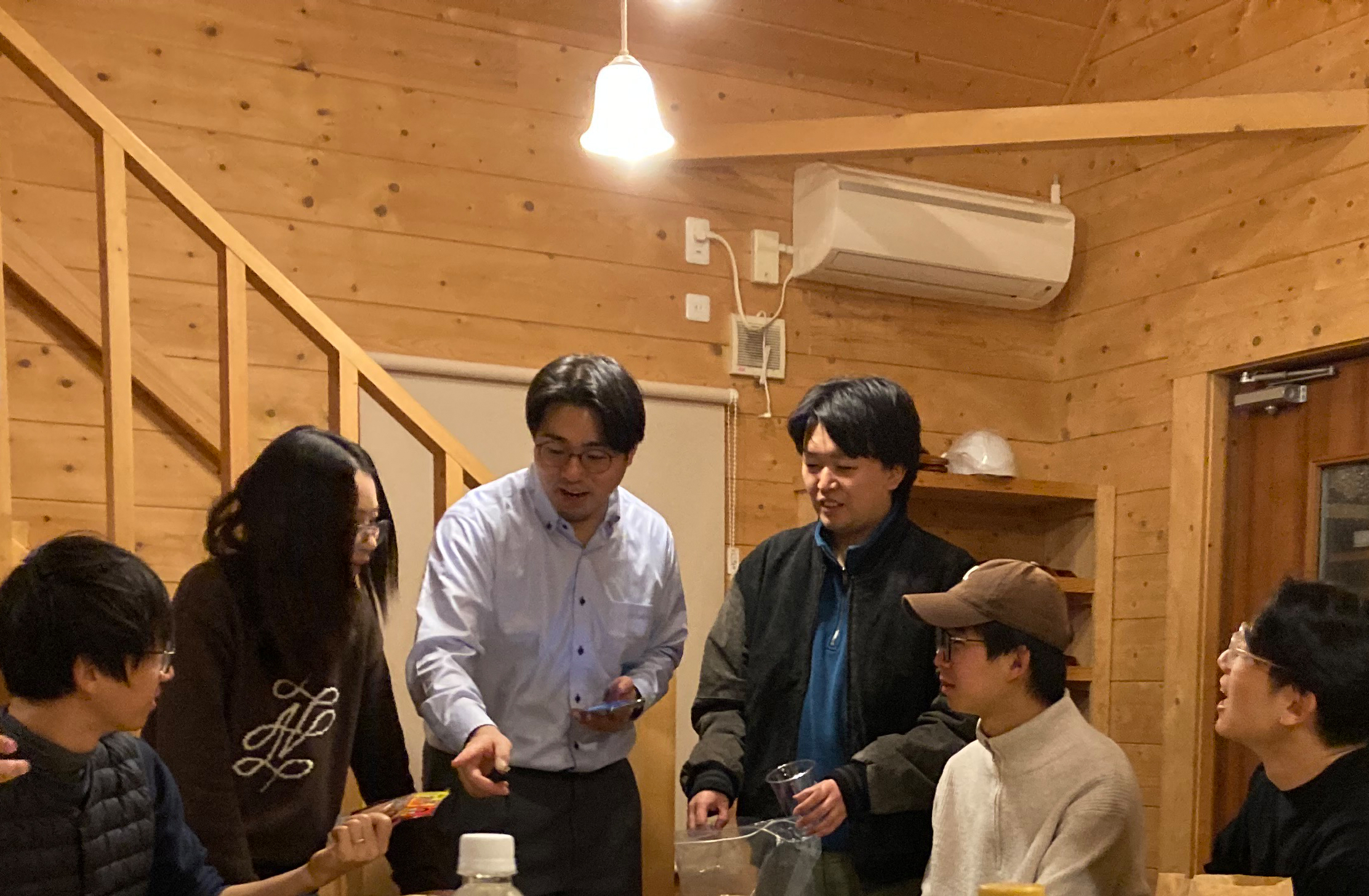 ▲xToolスタッフとLDFスタッフ、拓大デザイン学科学生などと交流。