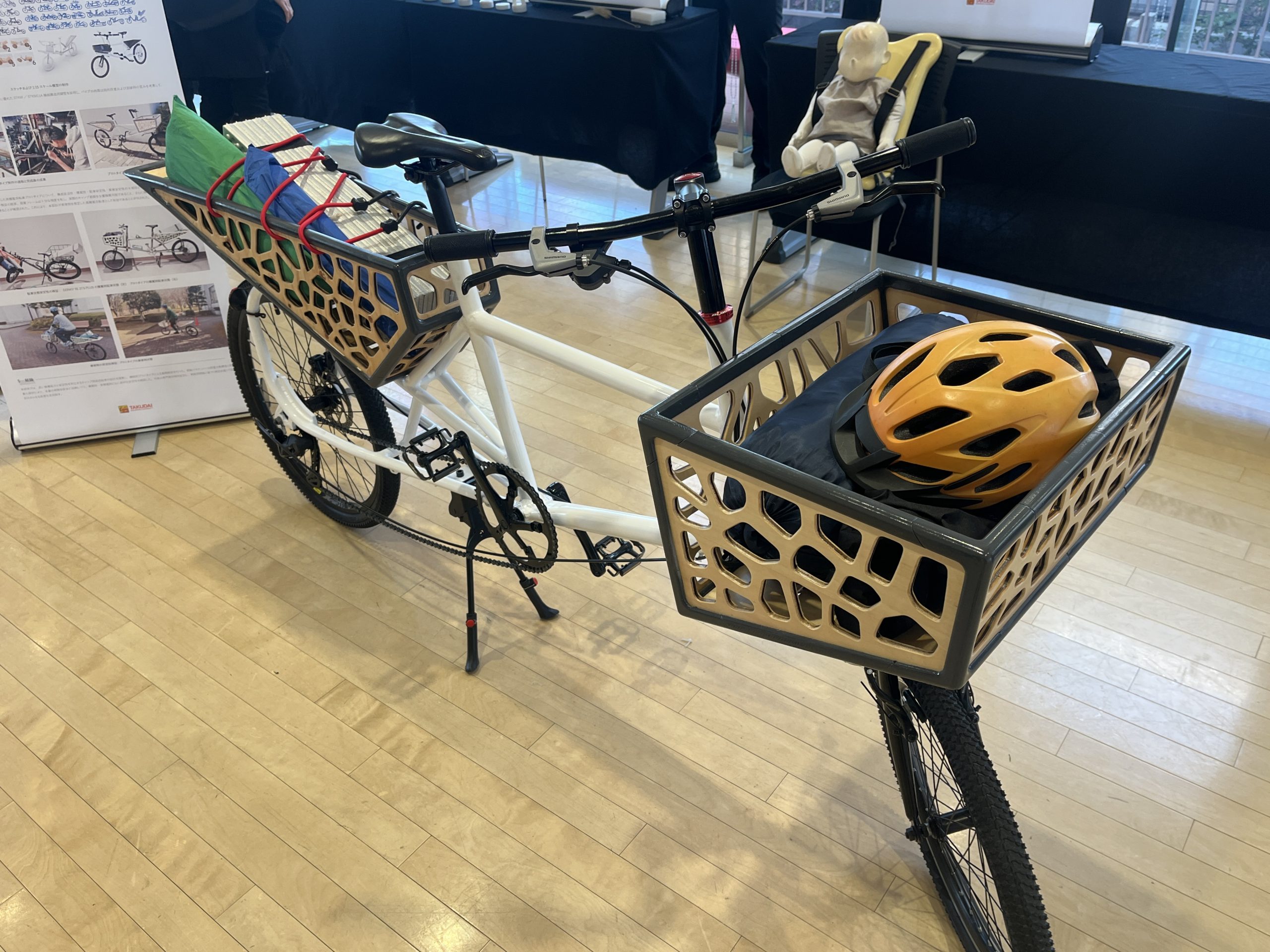 ▲アウトドア用自転車。カゴの部分の板はレーザー加工機でカット。