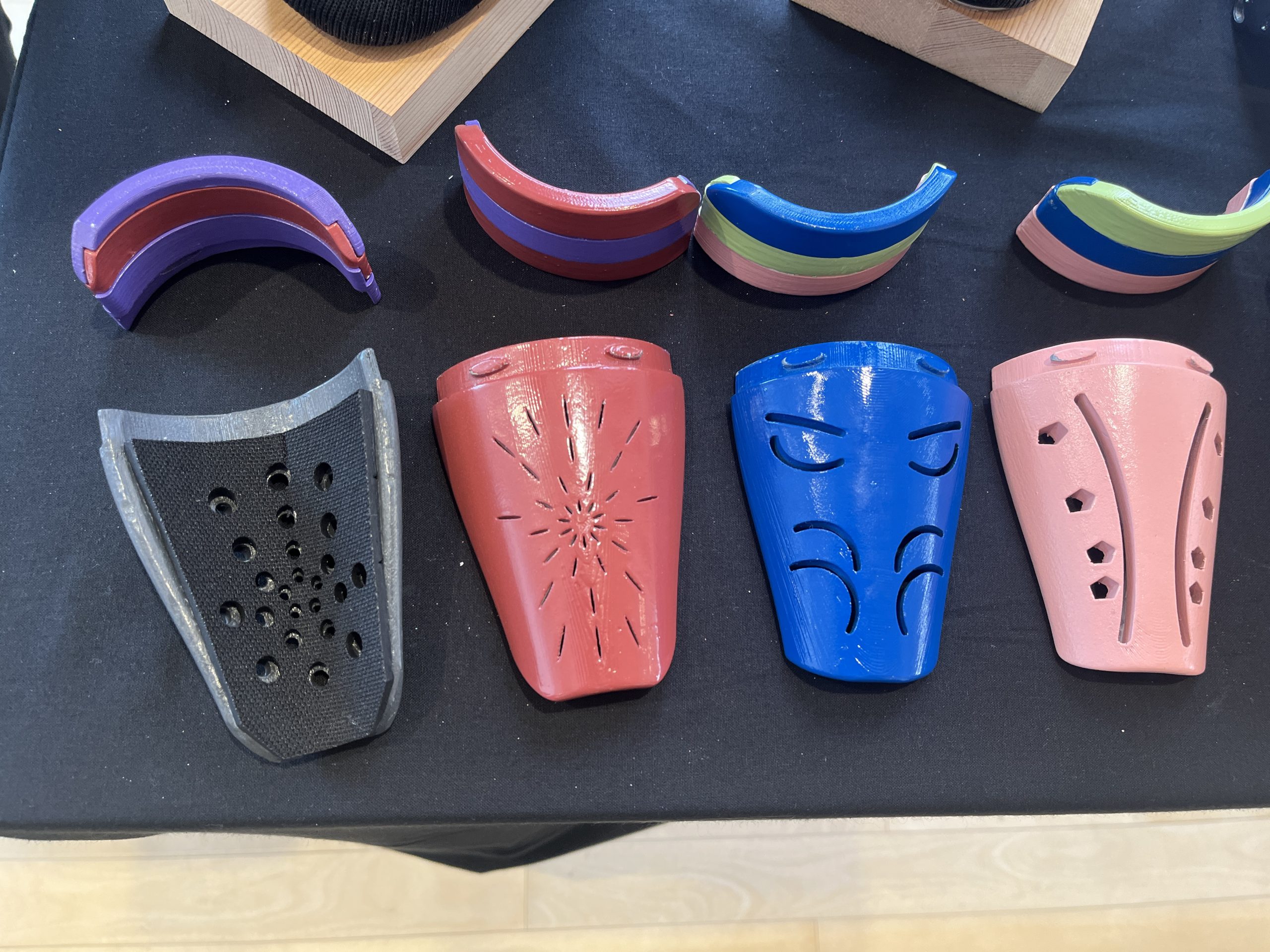 ▲サッカーに使うレガース(すねあて)。サイズにあわせてカスタマイズできる。裏のウレタン部分をレーザー加工機でデザインにあわせてカット。