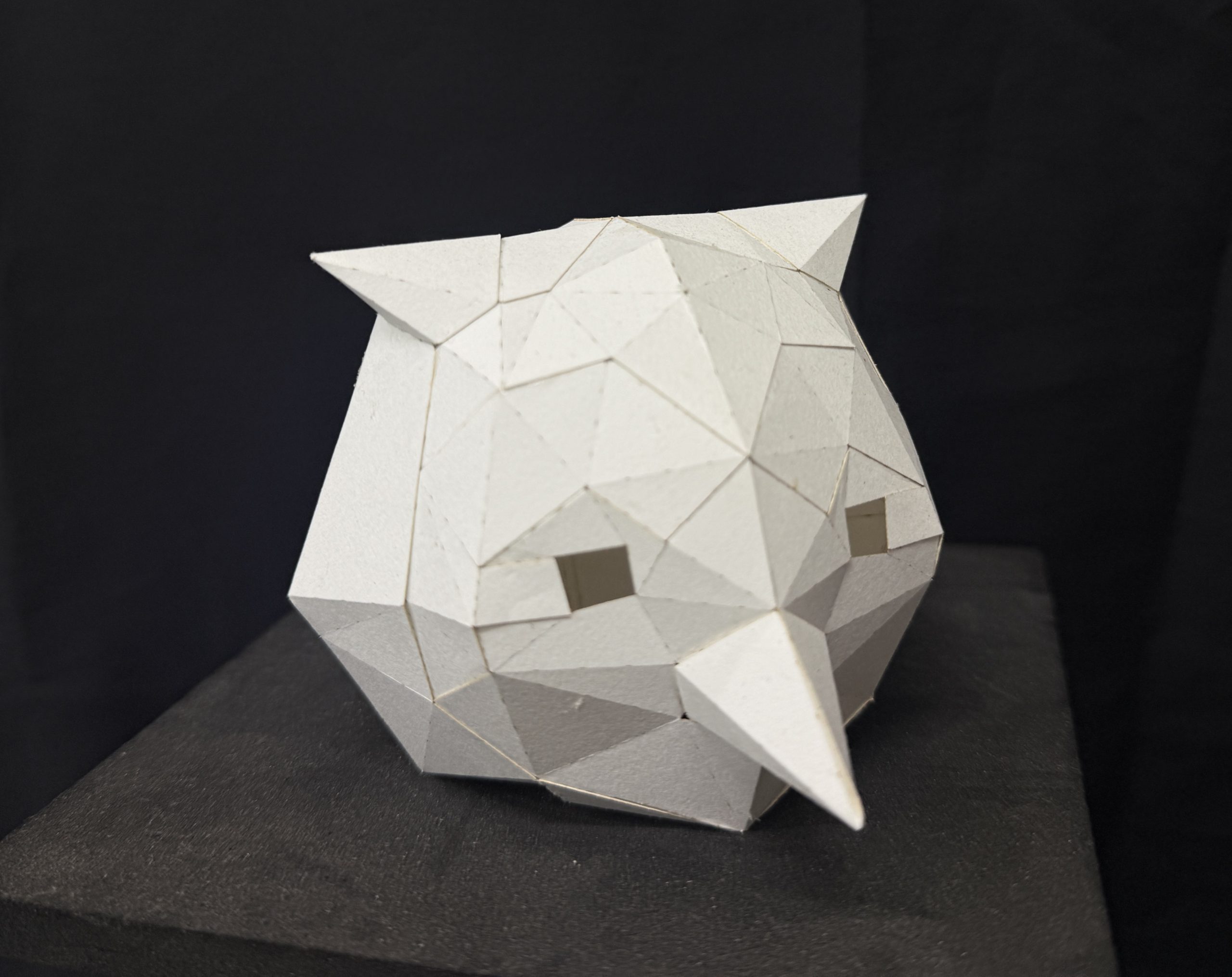 紙でフクロウのお面を組み立てたもの